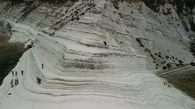 Scala Dei Turchi - Sycylia - Włochy - wapienne białe skały jedna z największych atrakcji na wyspie nagrana dronem w wysokiej jakości