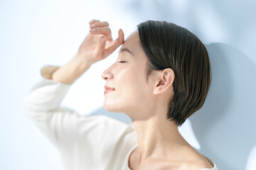 美容　スキンケア　目を瞑る女性