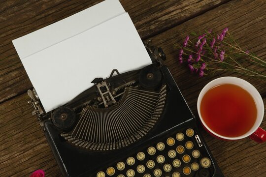 Fototapeta Typewriter and flowers on table