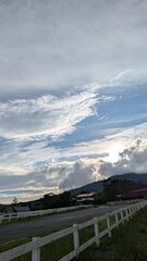 Fototapeta premium 夕日に染まった雲と空