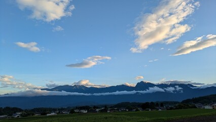 山々と空と雲と夕日