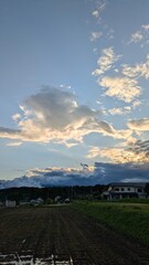 夕日に染まった空と雲