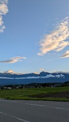 山々と夕日に染まった空と雲