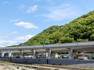 川沿いを通る阪神高速11号池田線延伸部の高架道