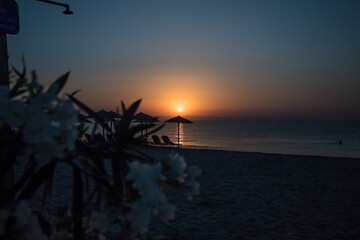  Plaża, parasole, leżaki o wschodzie słońca nad Morzem Egejskim w Paralia Katerini Grecja © © Jakacki
