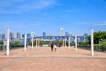東京都、お台場海浜公園のプロムナードから見えるレインボーブリッジと東京のビル群
