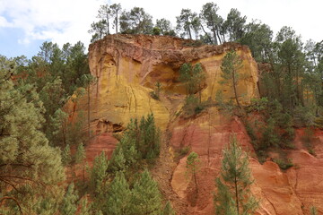 Paysage de roches en ocre, village de Roussillon, département du Vaucluse, France