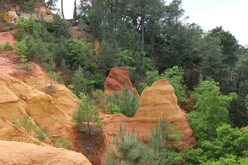 Paysage de roches en ocre, village de Roussillon, département du Vaucluse, France