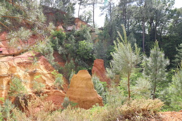 Paysage de roches en ocre, village de Roussillon, département du Vaucluse, France