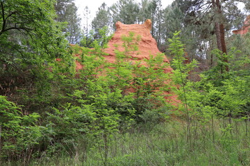 Paysage de roches en ocre, village de Roussillon, département du Vaucluse, France