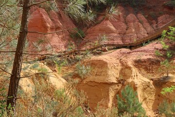 Paysage de roches en ocre, village de Roussillon, département du Vaucluse, France