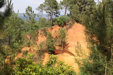 Paysage de roches en ocre, village de Roussillon, département du Vaucluse, France