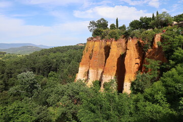 Paysage de roches en ocre, village de Roussillon, département du Vaucluse, France