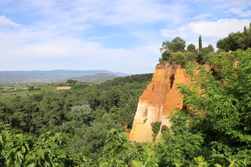 Paysage de roches en ocre, village de Roussillon, département du Vaucluse, France