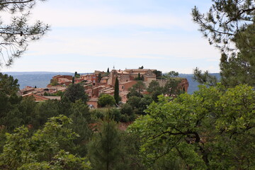 Vue d'ensemble du village, village de Roussillon, département du Vaucluse, France