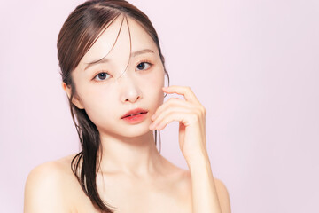 女性の美容ポートレート　スキンケア　コスメ