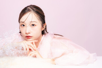 女性の美容ポートレート　スキンケア　コスメ
