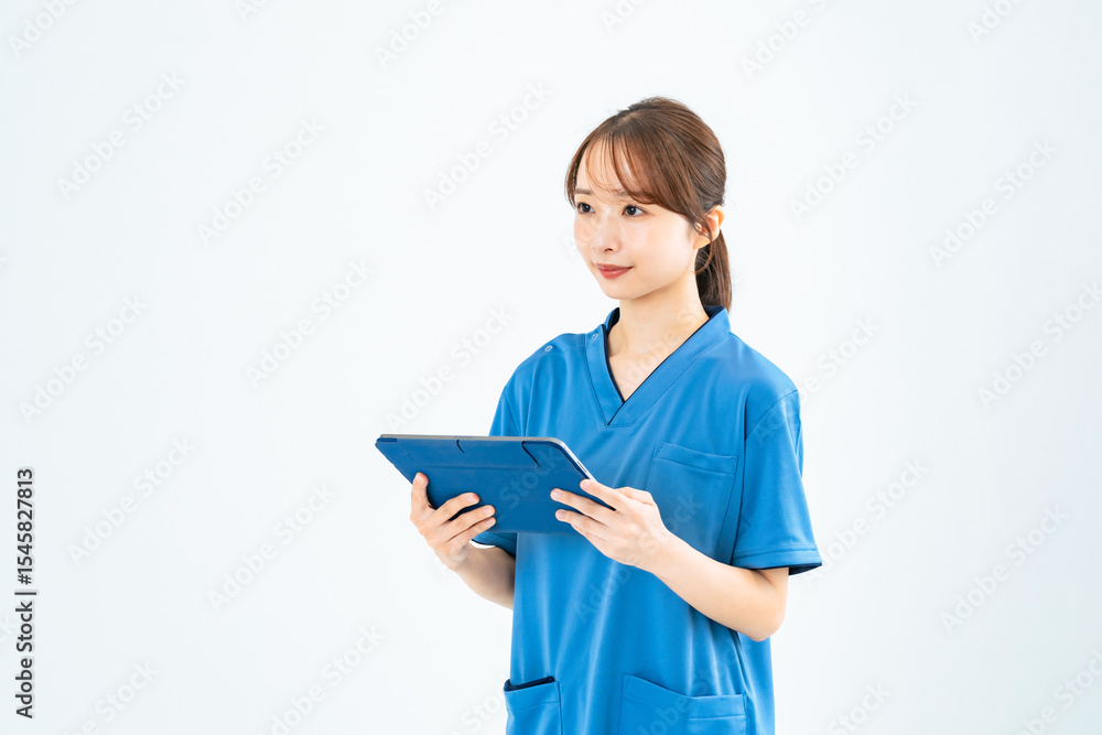 Aufkleber タブレットを持って会話するスクラブを着た女性　看護師　介護士