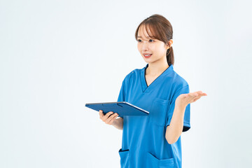 タブレットを持って会話するスクラブを着た女性　看護師　介護士