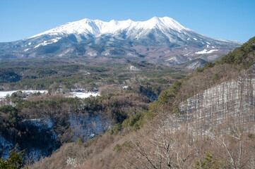 高原から望む冠雪の御嶽山