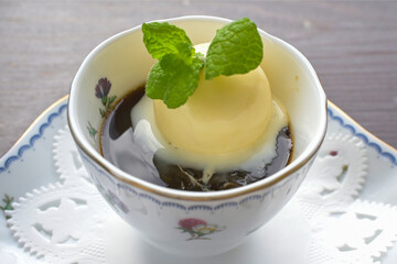 vanilla ice cream with mint