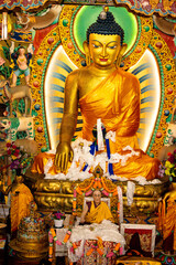 Fototapeta premium golden buddha statue