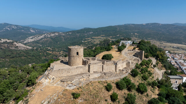Vista a&eacute;rea del castillo de Jimena de la Frontera en el parque natural de los alcornocales en la provincia de C&aacute;diz, Andaluc&iacute;a	