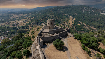 Vista aérea del castillo de Jimena de la Frontera en el parque natural de los alcornocales en la provincia de Cádiz, Andalucía © Antonio ciero