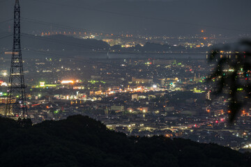 日本の岡山県倉敷市の種松山から見た美しい夜景