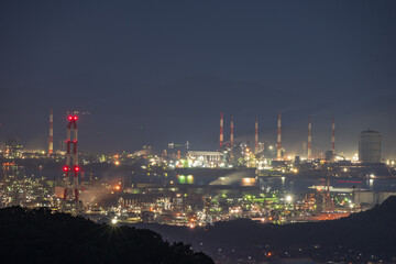 日本の岡山県倉敷市の種松山から見た美しい夜景