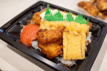 日本の岡山県備前市で食べたとても美味しいスーパーの弁当と惣菜