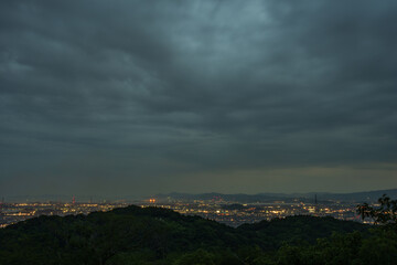 日本の岡山県倉敷市の種松山から見た美しい夜景