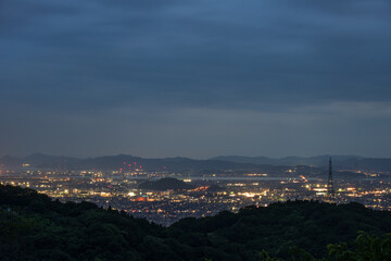 日本の岡山県倉敷市の種松山から見た美しい夜景