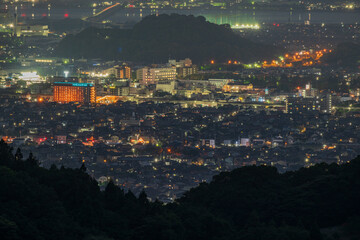 日本の岡山県倉敷市の種松山から見た美しい夜景