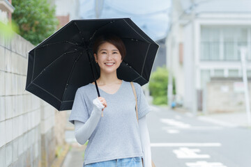 日傘をさす笑顔の女性