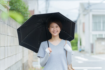 日傘をさす笑顔の女性