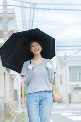 日傘をさす笑顔の女性