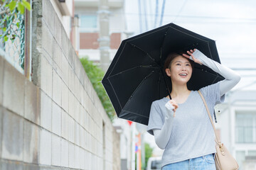 日傘をさす笑顔の女性