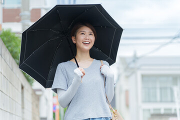 日傘をさす笑顔の女性