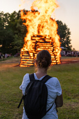 Frau vor dem Sonnwendfeuer im Lenninger Tal am 21.06.2025