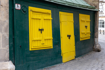 Casa verde con puertas amarillas