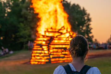 Frau vor dem Sonnwendfeuer im Lenninger Tal am 21.06.2025