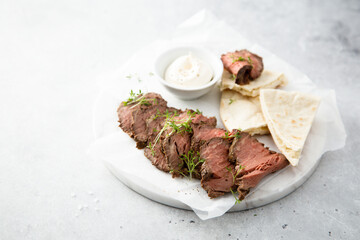 Roast beef with pita bread and sauce