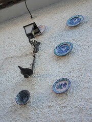 [Spain] White wall decorated with blue plates (the Albaicín, Granada)