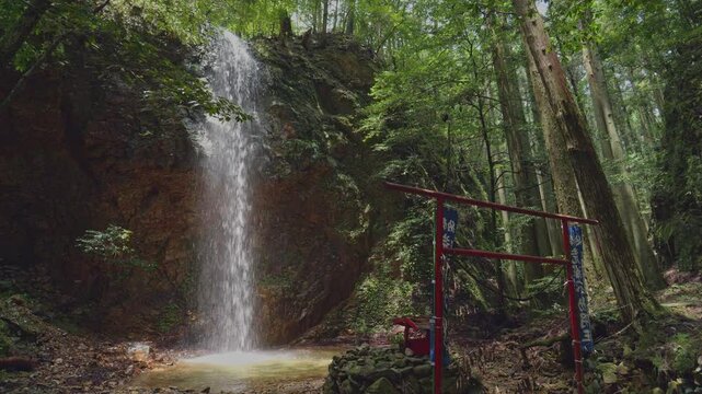 不動明王様が見守る幽玄な滝　荒澤不動滝（愛知・新城市乙女沢遊歩道）