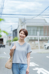 街中を歩く笑顔の女性