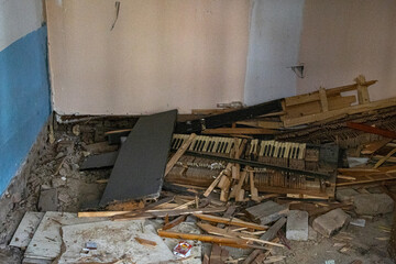 Obraz premium Broken piano and debris inside room
