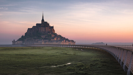 Le Mont Saint Michel bei Dämmerung (Ebbe)