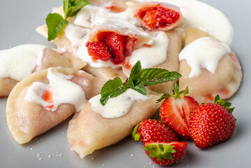 pierogi z truskawkami, pierogi, owoce, truskawki, mięta, śmietana, ciasto, obiad, pyszne, świeże, owoce, catering, gorące, bar, restauracja
