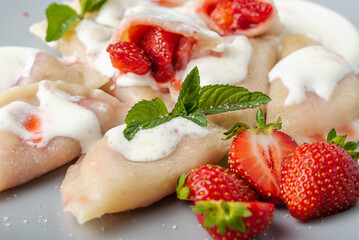 pierogi z truskawkami, pierogi, owoce, truskawki, mięta, śmietana, ciasto, obiad, pyszne, świeże, owoce, catering, gorące, bar, restauracja